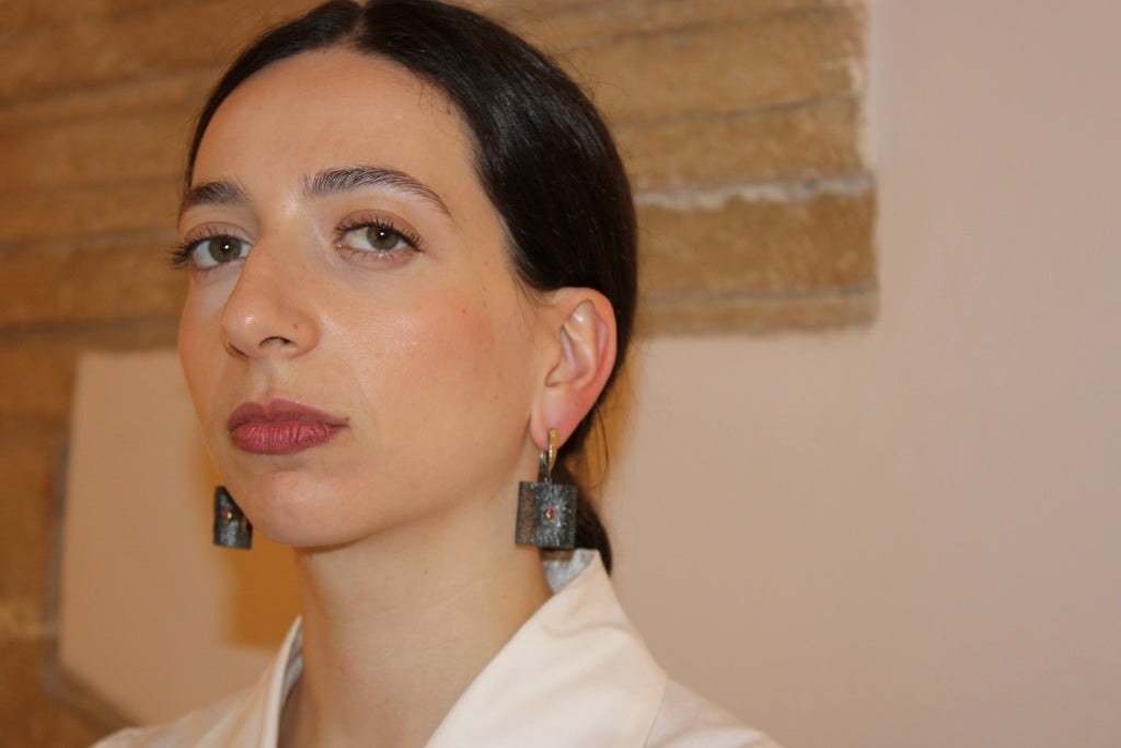 Apotrépein |Earrings|
