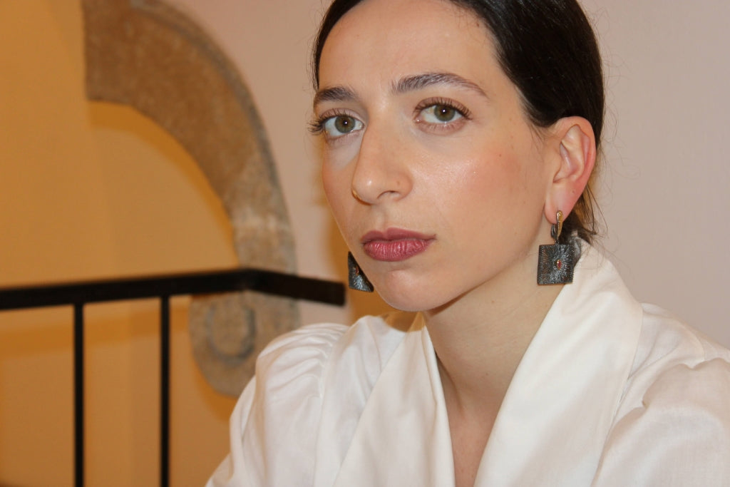 Apotrépein |Earrings|