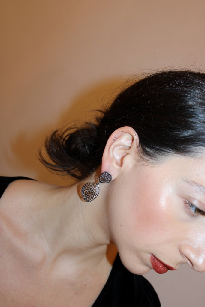 Aria Medium Earrings in Black